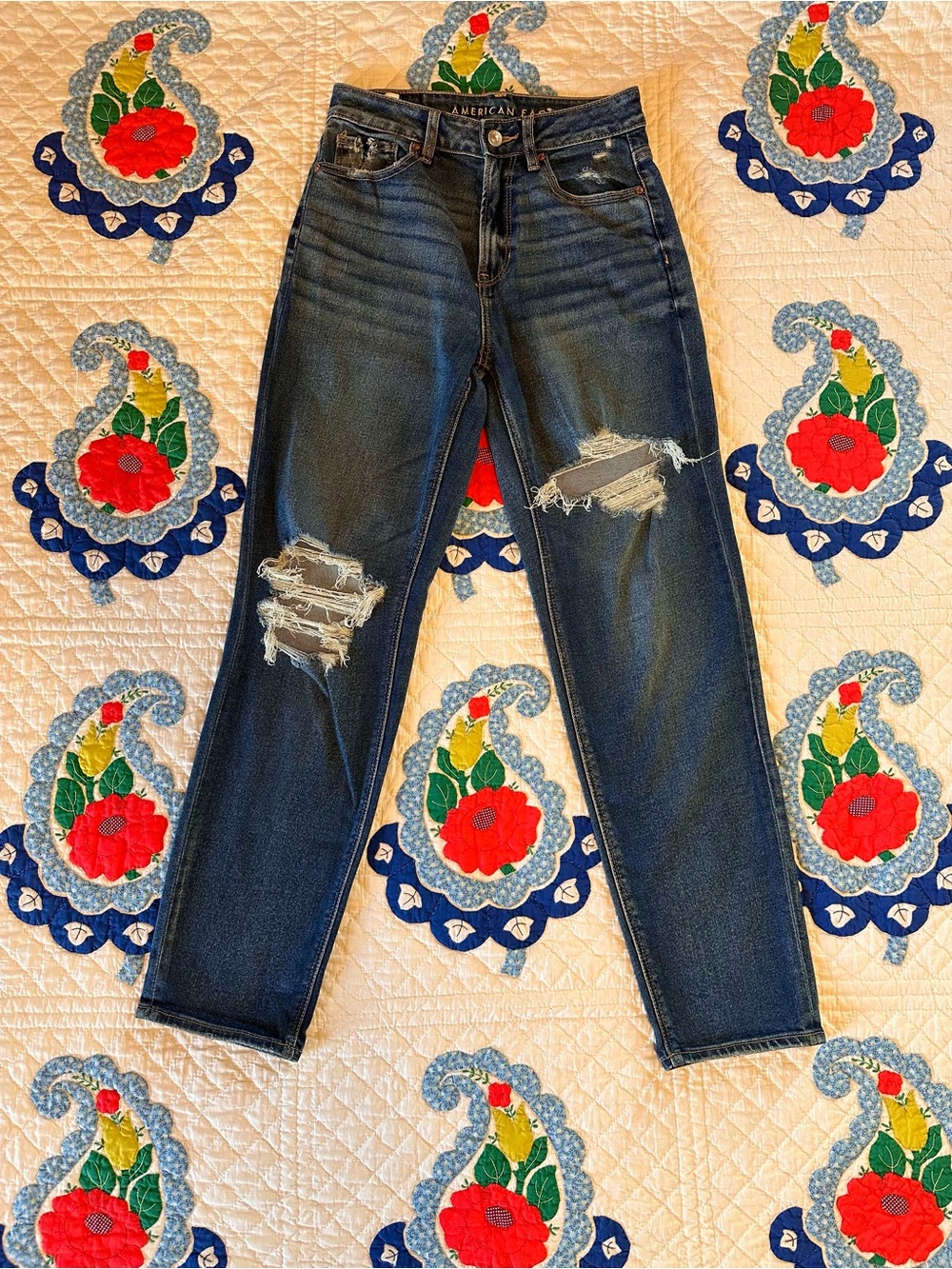 American Eagle Outfitters High-Rise Mom Straight Jean Distressed - Medium Wash